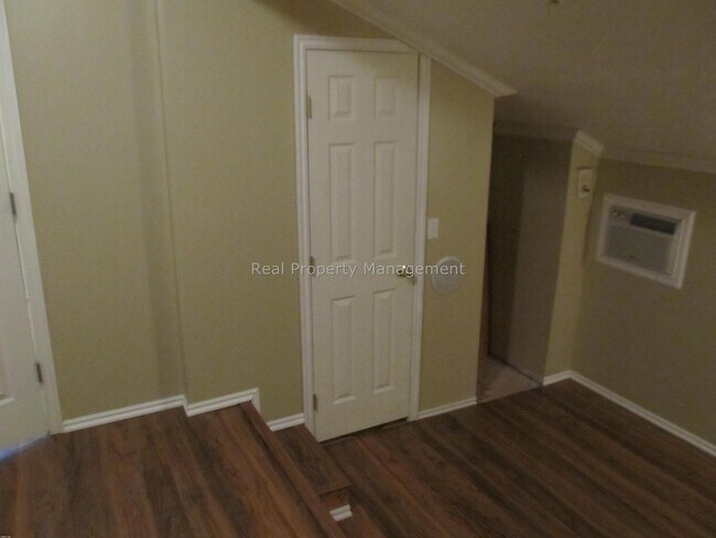 Building Photo - 2 br with bonus room!  beautiful townhouse end unit, available in April! Pet Friendly..