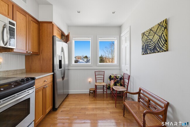 Building Photo - 2 Miller St