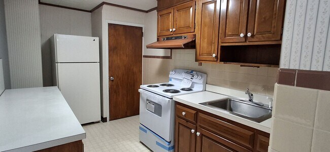 Building Photo - 3 Bedroom 1.5 Bathroom Available in Lancaster!