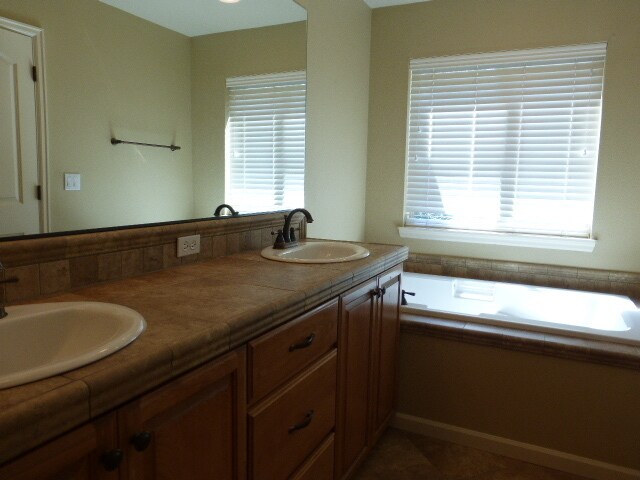 Building Photo - Bethany Town Home Available