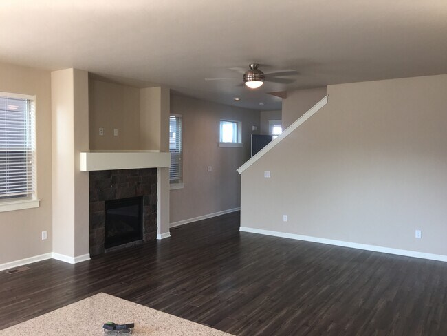 Building Photo - Modern and Spacious Townhome, NE Bend