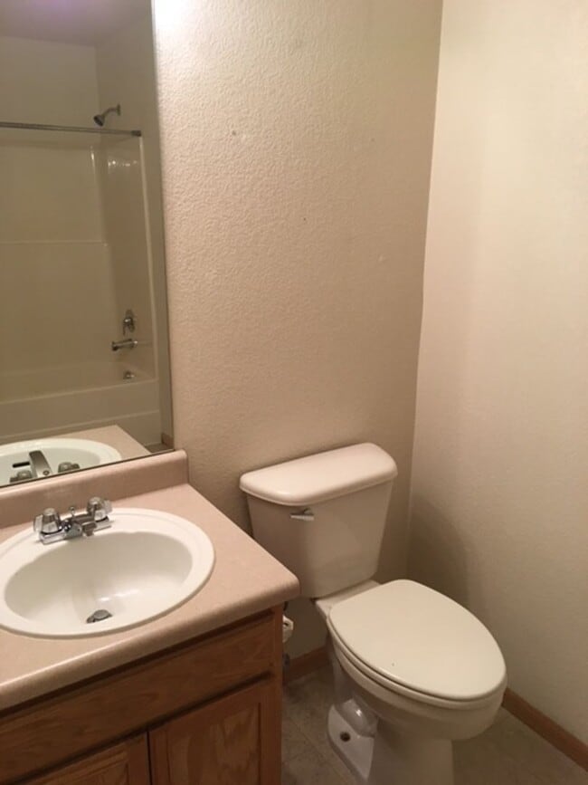 Building Photo - Fort Collins 2 Bedroom Condo Steps from CSU - Available Now