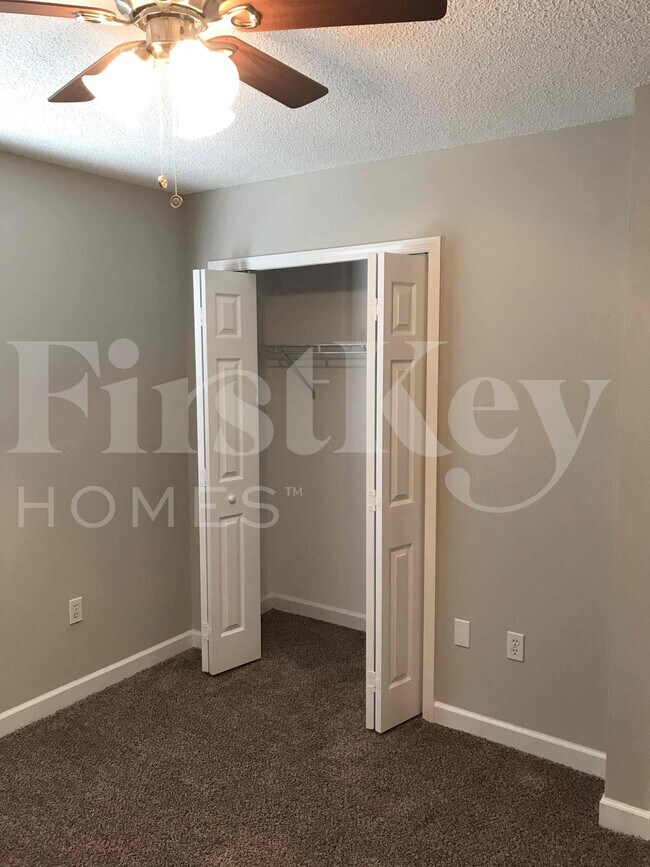 Building Photo - 2224 Palmview Cir E