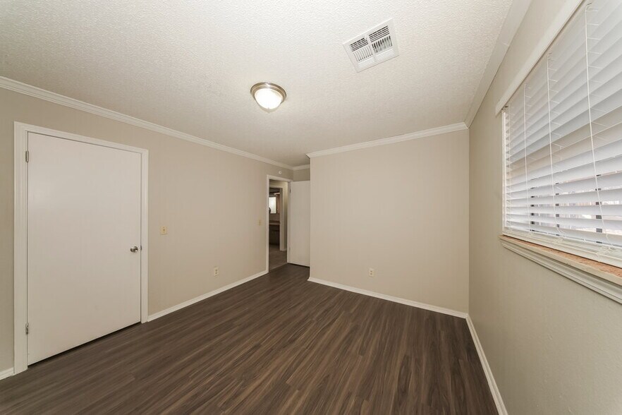 Building Photo - 9713 Hummingbird Ln