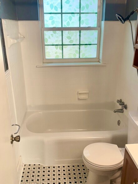 Building Photo - 4634 Amboy Rd