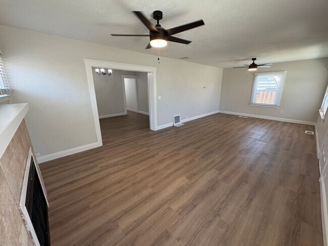 Building Photo - Spacious Tulare home Available Now!
