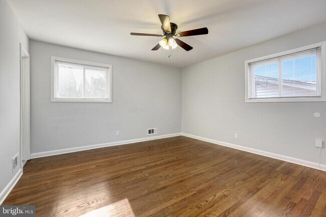 Building Photo - 1446 Roxanna Rd NW
