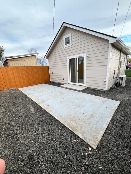 Building Photo - 1144 Helena St