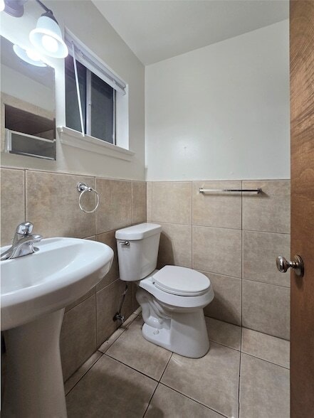 Building Photo - 648 Penguin Dr