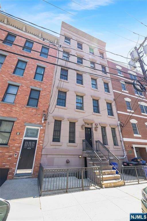Building Photo - 221 Clinton St