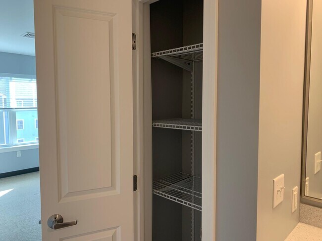 Building Photo - 10 E Ridge Dr