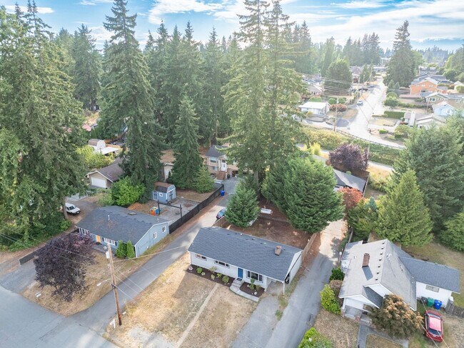 Building Photo - 8024 Florida Dr
