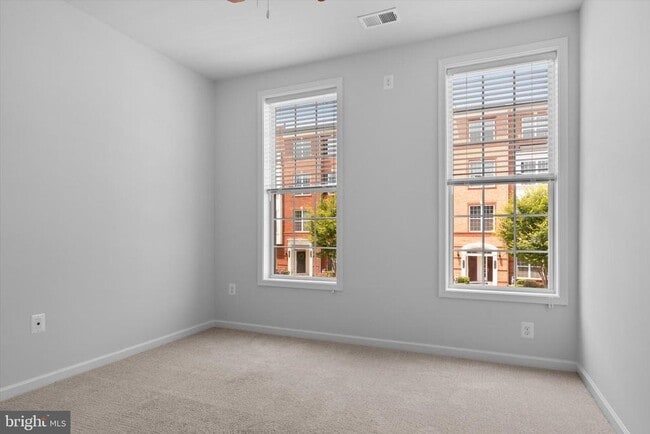 Building Photo - 43101 Thoroughfare Gap Terrace
