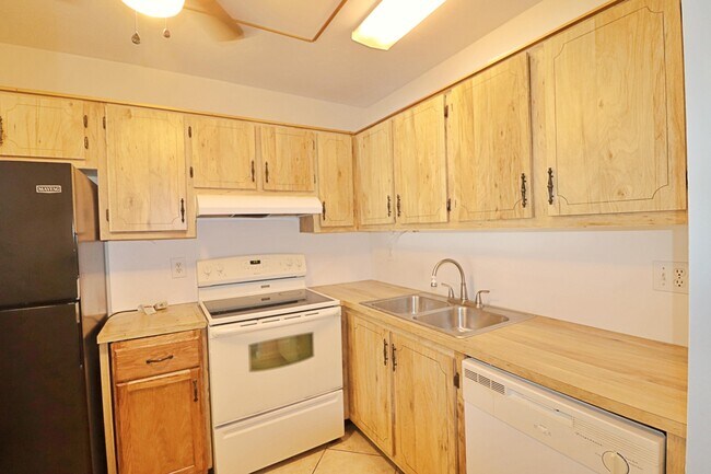 Building Photo - 831 Timberview Dr