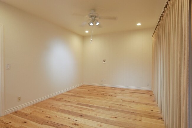 Building Photo - Beautifully Remodeled 3 Bedroom 2 Bath Wes...