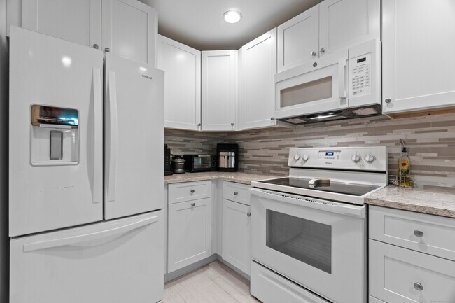 Building Photo - 8 Rose Ln