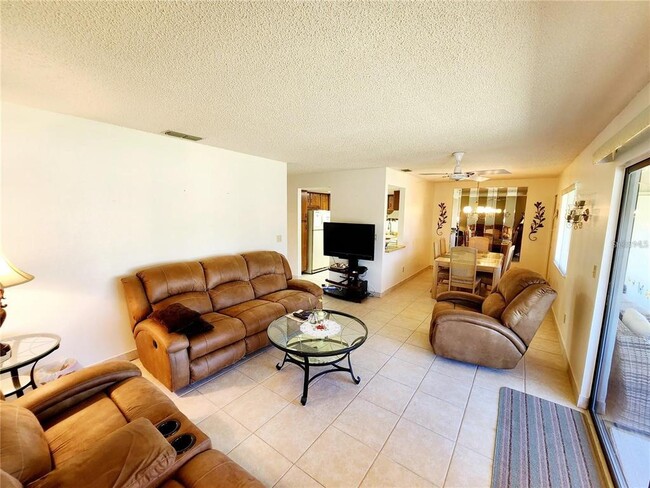 Building Photo - 552 Fairways Dr