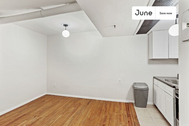 Building Photo - 736 Riverside Dr