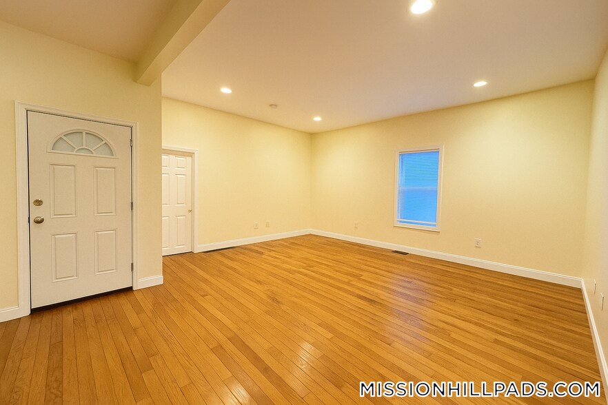 Primary Photo - 7 North Ave