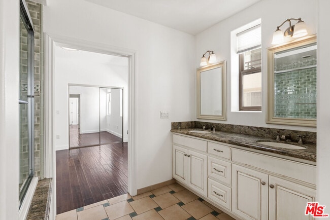 Building Photo - 320 S Swall Dr