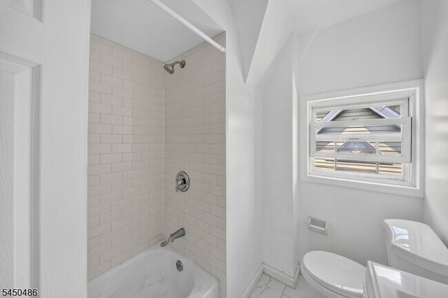 Building Photo - 467-469 Summer Avenue Unit 3