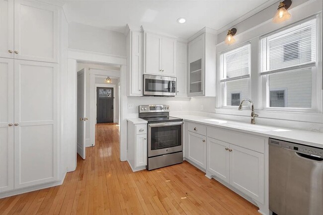 Building Photo - Charming Cape Cod Single Family
