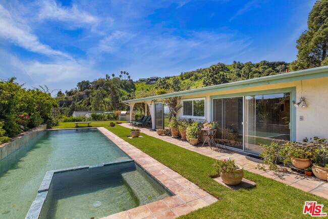 Building Photo - 1336 Bienveneda Ave