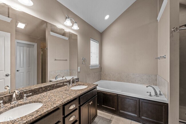 Building Photo - Brick Home In Haughton