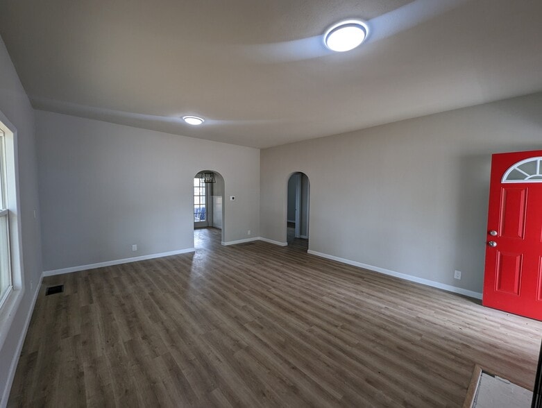 Large Living Room - 2608 19th Ave W