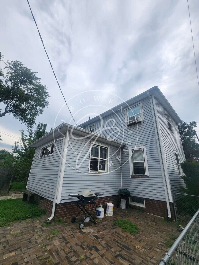 Building Photo - Spacious 1 bedroom (or 2 bedroom if no liv...