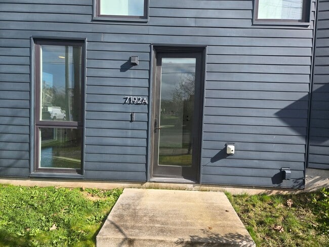 Building Photo - N Vancouver (3215)