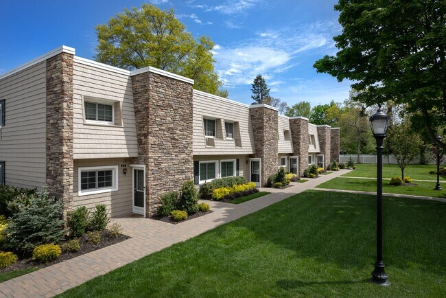 Primary Photo - 1314 Smithtown Ave