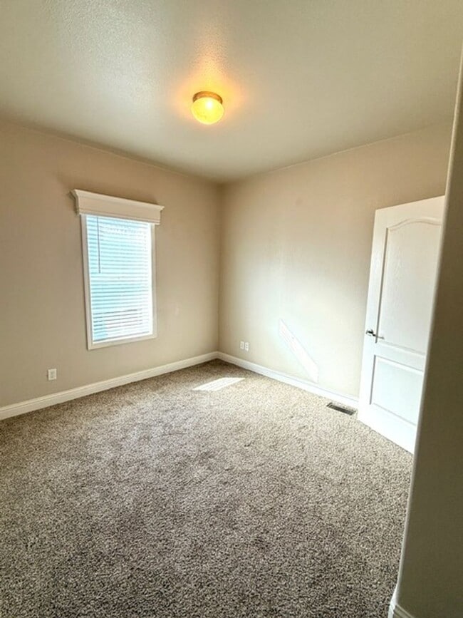 Building Photo - 3 Bedroom 2 Bath Home Available Soon!