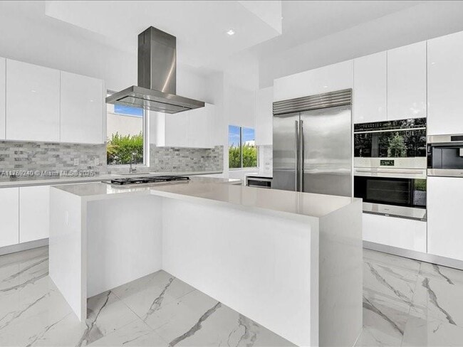 Building Photo - 16644 Botaniko Dr N