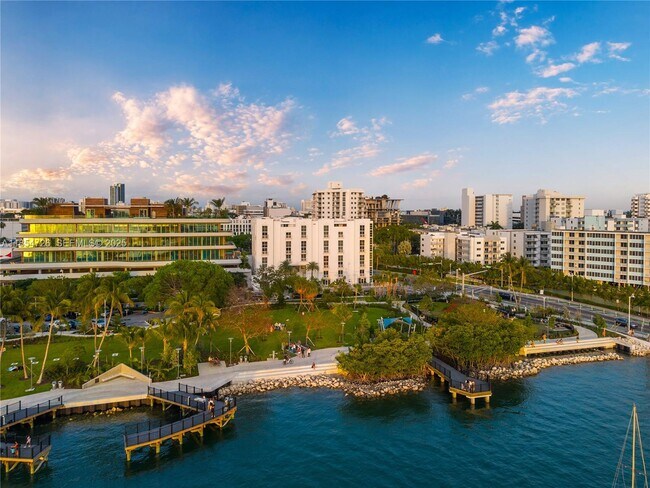 Building Photo - 1701 Sunset Harbour Dr