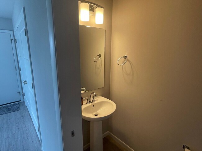Building Photo - Newly built 2 bed / 2.5 bath townhouse in ...