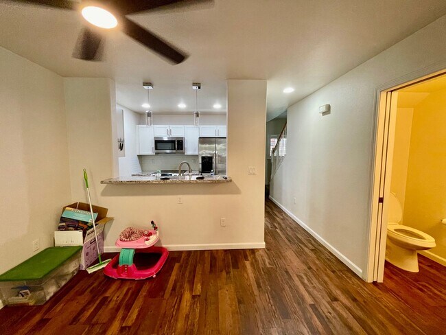 Building Photo - 2bed/2.5 bath PET FRIENDLY Townhome Availa...