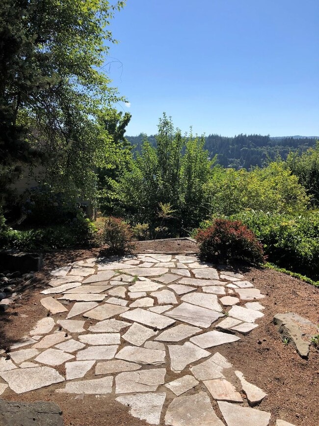 Building Photo - UNIQUE RAMBLER with views in Dockside at Kitsap Lake!