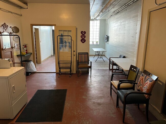 Building Photo - 614 6th St