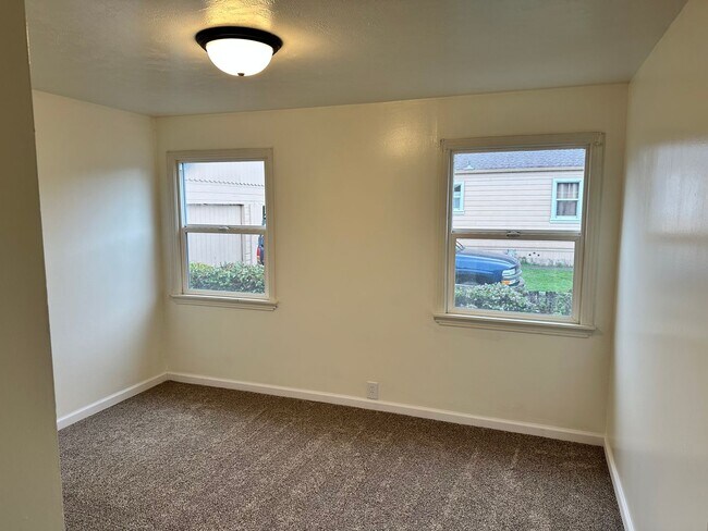 Building Photo - Light-Filled 2Bed, 2 Bath Traditional Home in Sunny Southeast Eureka $1950/mo