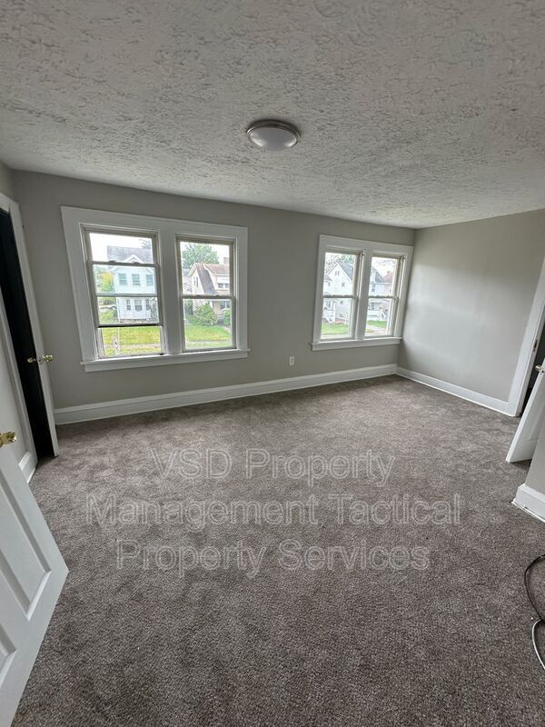 Building Photo - 13827 S Parkway Dr