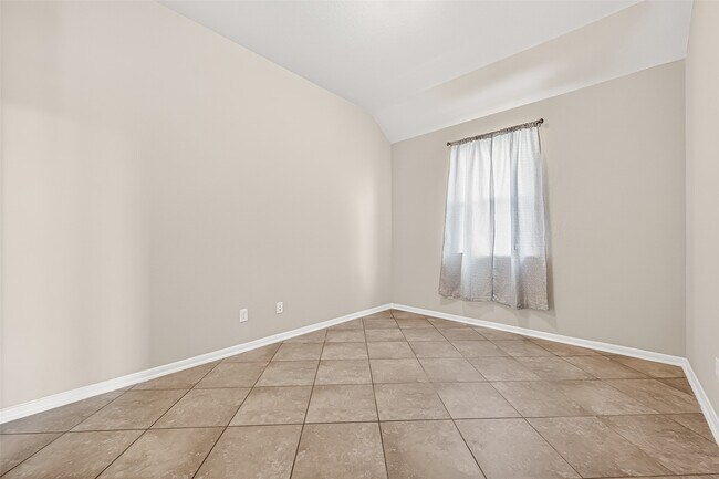 Building Photo - 24527 Royal Pike Dr