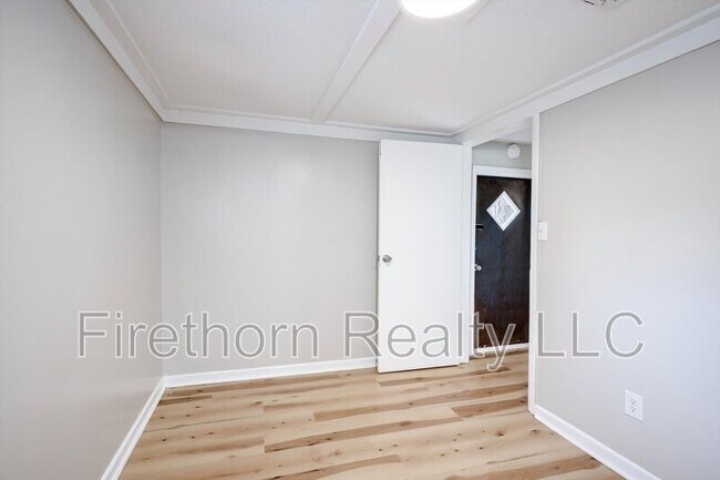 Building Photo - 2719a Meadowbrook Dr