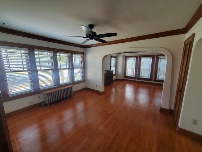 Building Photo - 421 W Oakland Ave