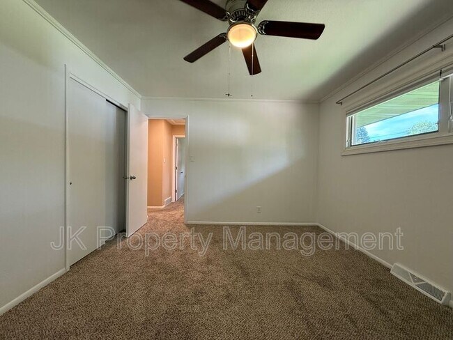 Building Photo - 512 52nd St S
