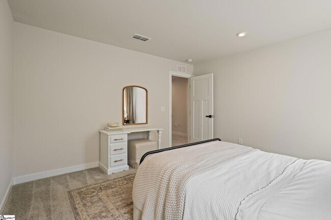 Building Photo - 680 Lady Fern Dr