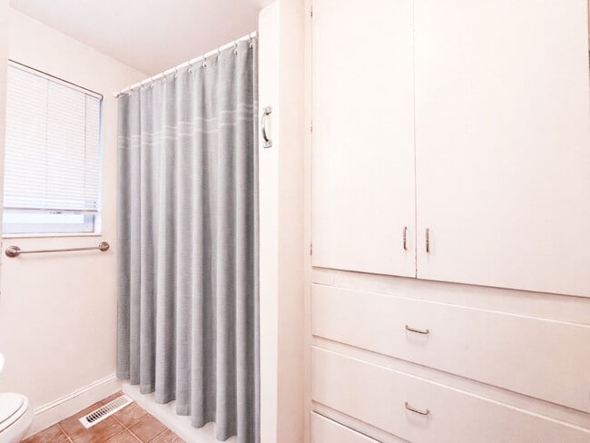 Building Photo - Perfect 1BR 1BA Home in Holladay!