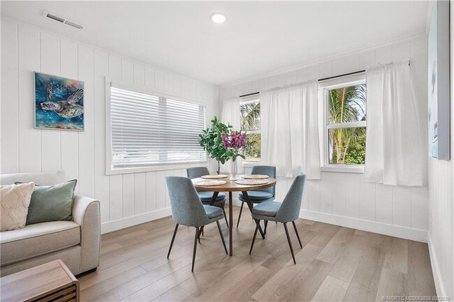 Building Photo - 901 E Madison Ave