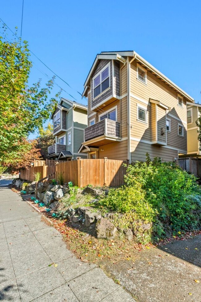 Building Photo - 2bd/1.5ba Seattle Townhouse