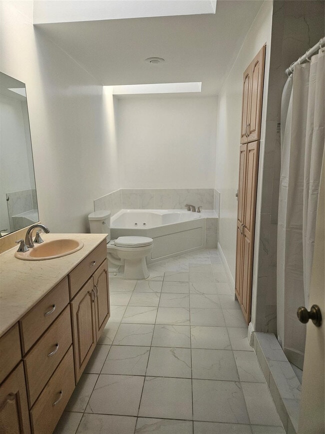 Building Photo - 633 Deer Crk Lk Pt S Ln